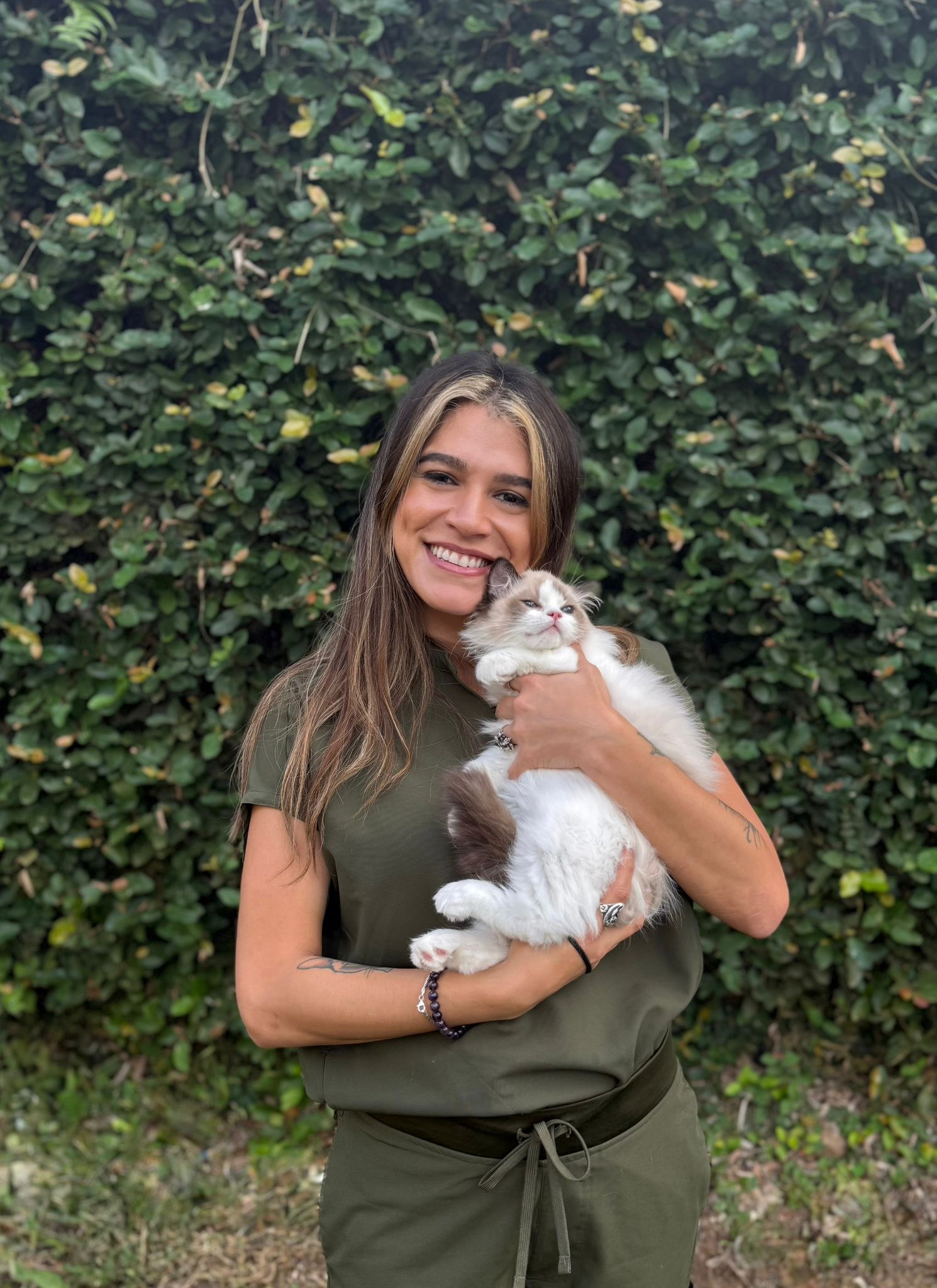 Miembro del equipo Baldwin con un gato